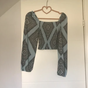 Mönstrig topp  - En snygg och kort topp, tycker färgerna är super trevliga. 