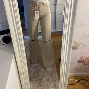 Superfina bershka jeans💕 - Säljer dessa jättefina wide leg jeans från bershka då d är för små för mig, det är i storlek 32💕 helt oanvända med prislappen kvar💗 D går ner till marken på mig som är 164 cm💖 kontakta gärna för ytterligare frågor eller bilder🥰 Frakten ingår inte☺️