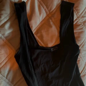 Body från ASOS ❤️‍🔥 - Svart body från Asos! Sååå fin fyrkantig urringning. Storlek 36!