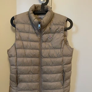 MONCLER - Moncler väst äkta, ej tvättat kan göra innan om man vill, finns ett litet hål som knappt syns fler bilder kan fås vid intresse