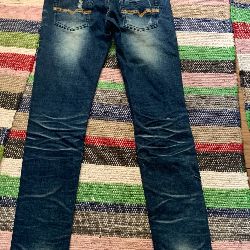 Snygga blåa jeans med hål vid knäna som ska vara där! Diesel jeans. Jeans & Byxor.