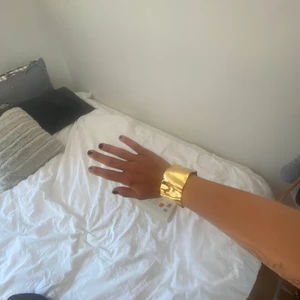 Sophie by Sophie armband - Ett superfint tjockt guldarmband för Sophie ny Sophie. Har lite repor men inget som syns när man har det på. Man kan få paket pris( se bild 3) med en blue billie stjärn ring för 1400 kr.  Nypris på armbandet är 2600 kr