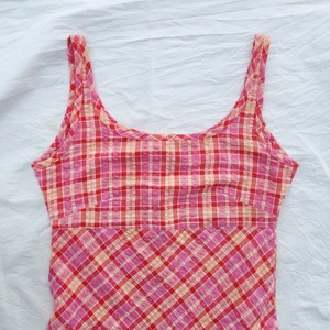 Vintage rutig klänning  - En vintage klänning som tyvärr va för liten för mig, passar en XS skulle jag säga. Går typ till knäna på mig som är 180 cm. Lite osäker på fraktkostnad men kollar såklart upp om intresse finns