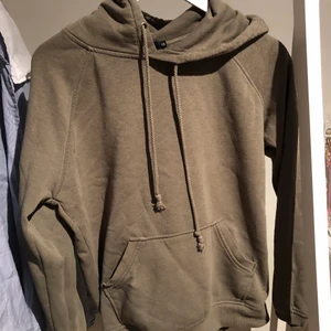 GRÖN HOODIE💚 - En grön hoodie från BIKBOK i strl XS. Säljer för 80kr, köparen står för frakten. Hör gärna av dig om du har några funderingar💚