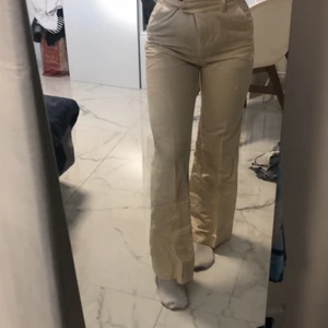 Beiga kostymbyxor från zara - säljer dessa kostymbyxor från zara. De är skitsnygga och i linne, men tyvärr för små för mig💖. Aldrig använda, endast testade. Frakt tillkommer på 66kr om man inte kan mötas upp