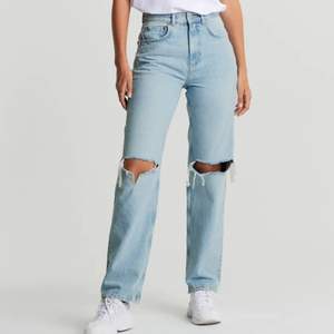 Supersnygga och populära jeans i strl 32💓💓Bra skick osv!! Skriv för frågor eller funderingar. Köp direkt för 250kr + frakt eller buda 💕👌🏼🤩