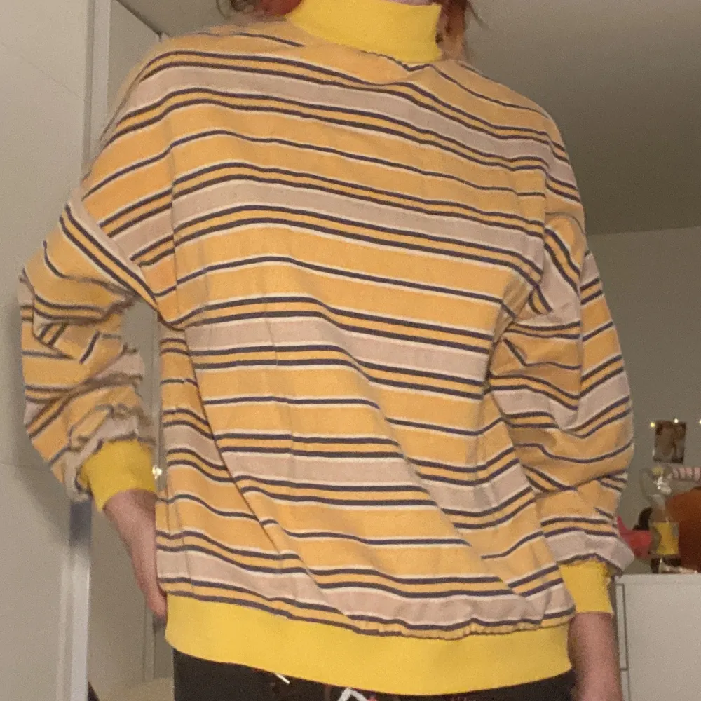 Yellow striped sweatshirt in perfect condition.  the sweatshirt will be washed and ironed before being sold. Tröjor & Koftor.