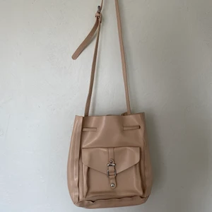 Ljusrosa väska - En fin axelbandsväska i ljusrosa. Väldigt sparsamt använt i perfekt kvalitet! Frakt tillkommer