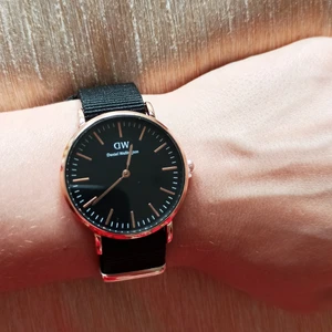 Daniel Wellington klocka - Oanvänt! Färg: Rosé/ Storlek: One size/ Display: Analog/ Drift: Quartz/ Remmaterial: Nylon/ Urtavlas färg: Svart
