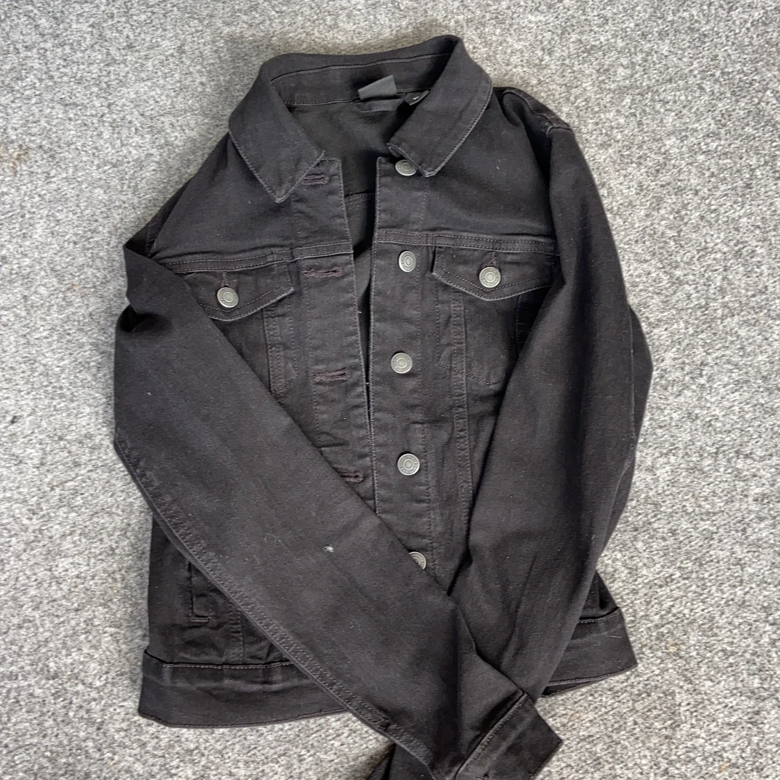 En svart jeansjacka - 90