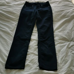 Gant chinos - Mörkblå chinos från Gant i modellen Regular. Raka smala ben. Knappt använda. Nypris 1400kr