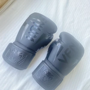 Boxningshandskar  - Boxningshandskar som fungerar för de flesta kampsporter.  De är endast testade, aldrig använda under träning.  12oz  