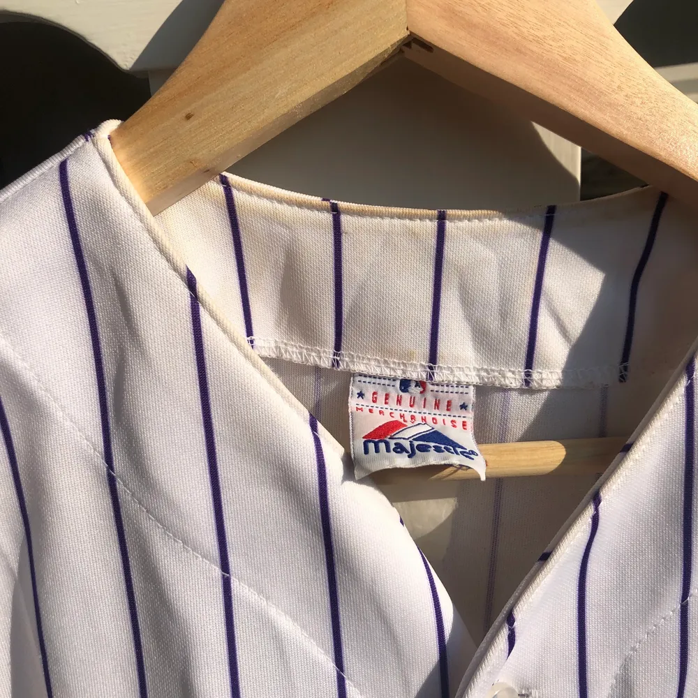 Snygg baseboll tröja, fläckar på insidan kragen (se bild) som inte syns när den är på. . T-shirts.