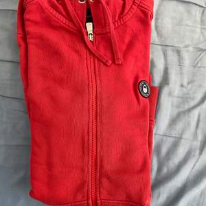Röd Sail Racing zip hoodie i storlek M, i mycket bra skick dessutom. Nypris 1200kr! Skriv för fler bilder eller vid frågor😇