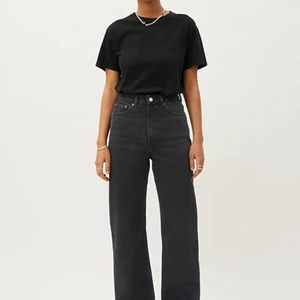 svarta weekday jeans - säljer dessa svarta weekday jeans i stilen ”rowe” , säljer eftersom de tyvärr inte passar min stil annars är dem helt felfria och i nyskick💕