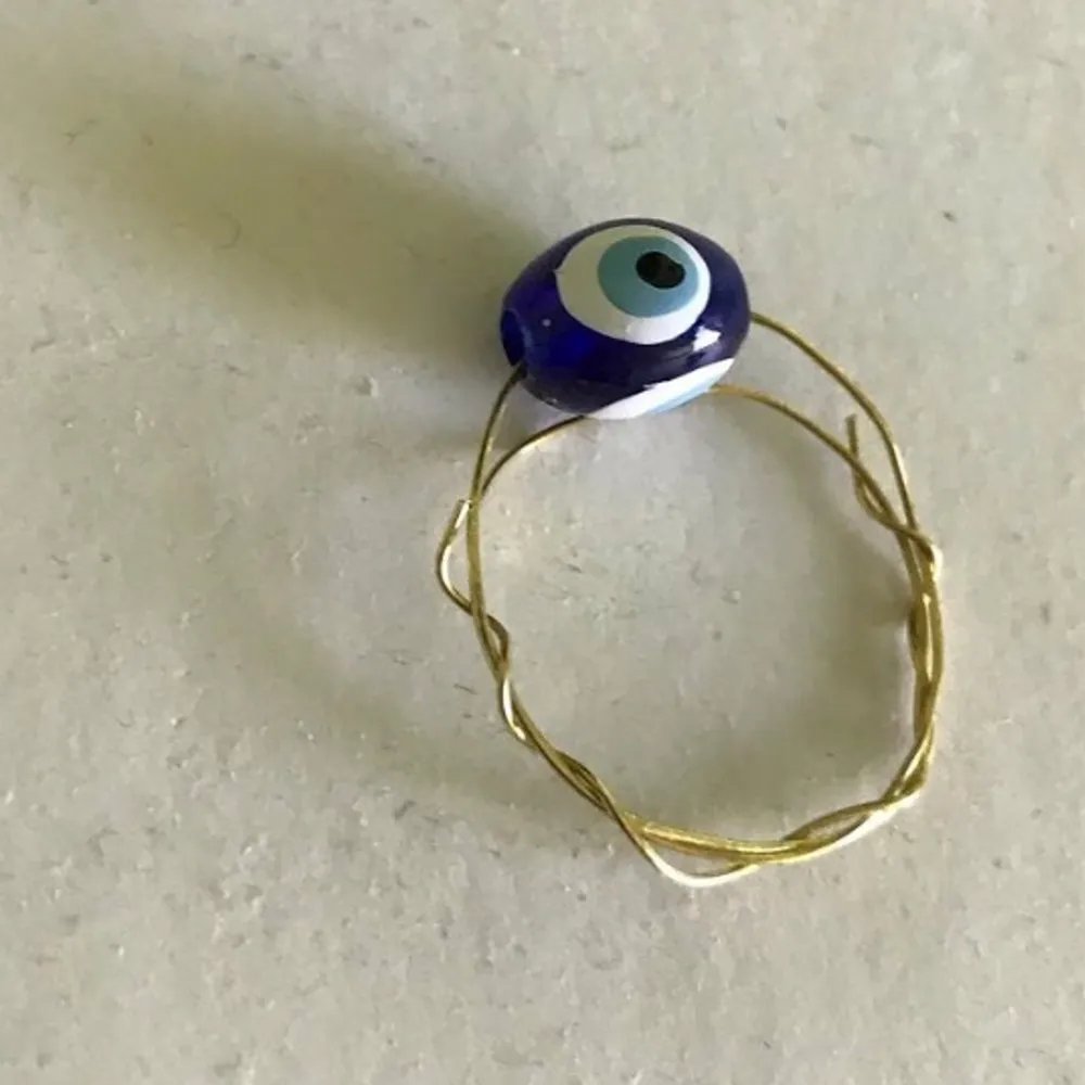 En passande ringen är den som är mörk blå och en vitt prick hand gjort finns finnare saker . Accessoarer.
