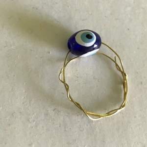 En passande ringen är den som är mörk blå och en vitt prick hand gjort finns finnare saker 