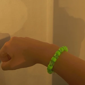 Grönt Arband💚 - Bara ett smycke kan ändra på din outfit så mycket. Därför säljer jag nu dessa elastiska armband i många olika färger!