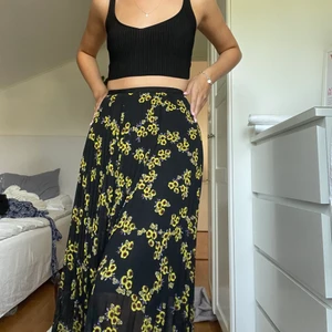 Blommig kjol - DENNA FINNS KVAR, FÖRST TILL KVARN SOM GÄLLER! Säljer denna going som jag köpte på en marknad i london. Vet inte vilken storlek den är eller märke men kjolen är i väldigt bra kvalitet! Skulle säga att den passar xs-s💕