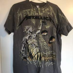 Ascool Metallica t-shirt från Gilban i st M, men skulle säga att den sitter som en S. 70kr + frakt 💕💕