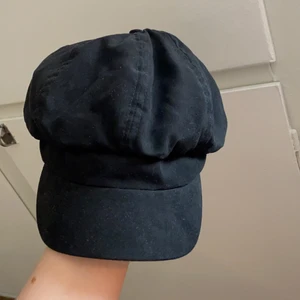 Monki mössa/keps - Skitsnygg mössa/keps från Monki som inte får den användning den förtjänar, storlek one size men det är en resår bak så den passar olika! Svart mjukt tyg, kan samfraktas med fler grejer för att få ut mer av frakten/få billigare frakt 