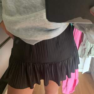 Svart kjol från zara i jättefint skick! Säljer för 80kr + frakt (66kr). Stolek s men stetchig så passar nog xs-m!
