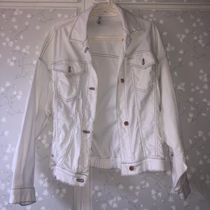 Oversized jacka - Säljer en jätte fin oanvänd oversized jeans jacka i färgen vit med beige detaljer. Storlek S. Skriv vid intresse. Köparen står för frakten🤍🤍