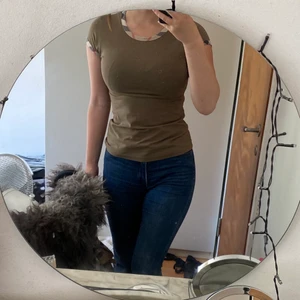 Burberry tröja  - En burberry tröja i storlek s. Den ser grön ut på bilderna men är egentligen brun. Säljer den då jag har en likadan i vit som jag använder oftare. 