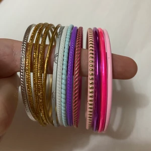 2000-tals armband - Hittade dessa i ett gammalt smyckesskrin, har antagligen ärvt dom från mina äldre systrar, så kan tyvärr inte säga hur gammla dom är. Dom guldiga är lite slitna men dom andra är i fint skick😊 Alla för 80, 10kr styck.