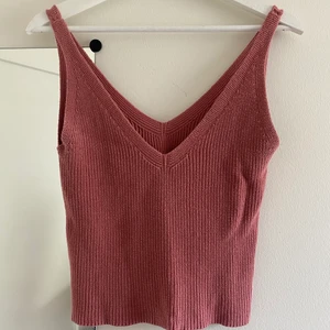 Croppat linne från Brandy Melville  - Rosa croppat linne i one size, passar XS/S. Fint skick. Från Brandy Melville