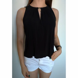 Svart topp h&m - Svart topp från H&M. Säljer då den är lite för liten för mig. Den har en fin, guld detalj på framsidan. Strl S, men rekommenderas för XS alt. personer med mindre bröst 