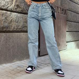 Ljusblåa jeans från weekday i modellen rowe/row i storlek 26/30, jag är 167 cm💕 (skriv privat för fler bilder eller frågor)