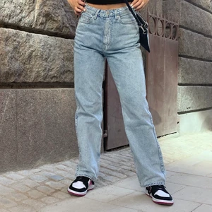 Ljusblåa rowe jeans - Ljusblåa jeans från weekday i modellen rowe/row i storlek 26/30, jag är 167 cm💕 (skriv privat för fler bilder eller frågor)