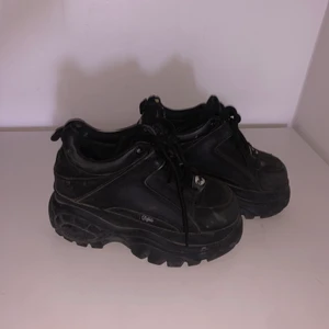 Buffalo london - Buffalo London köpt från Nilson Shoes ett år sedan. Så som den ser ut i bilden är den ganska gammal men kan tvätta och rengöra den om du vill köpa den.