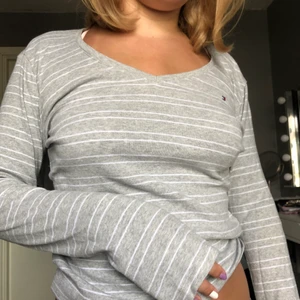 Tommy hilfiger tröja  - En jätteskön och fin tröja från Tommy hilfiger. Knappt använd så den är som ny. Stolek S, ärmarna är lite längre vilket är skit fint. Nypris= 399kr och jag säljer för 150kr med frakten inräknad 🥰💓💖