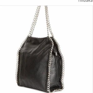 Väska - Säljer denna superfina väska ifrån tiamo! Använd några fåtal gånger och är i super fint skick! Det flätade snöret har gått upp på 2 ställen men jag har bara löst det med en Knut och är inget som knappt syns!❤️