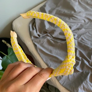 Slutsålt hm hårband!! - Säljer detta populära och slutsålda hårband från hm! Kontakta mig och skriv hur mycket ni skulle kunna betala för det!❤️❤️❤️❤️