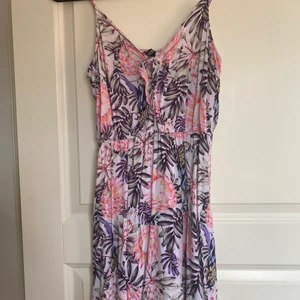 Klänning - Söt klänning från hm, stl 38. Passar s/m.