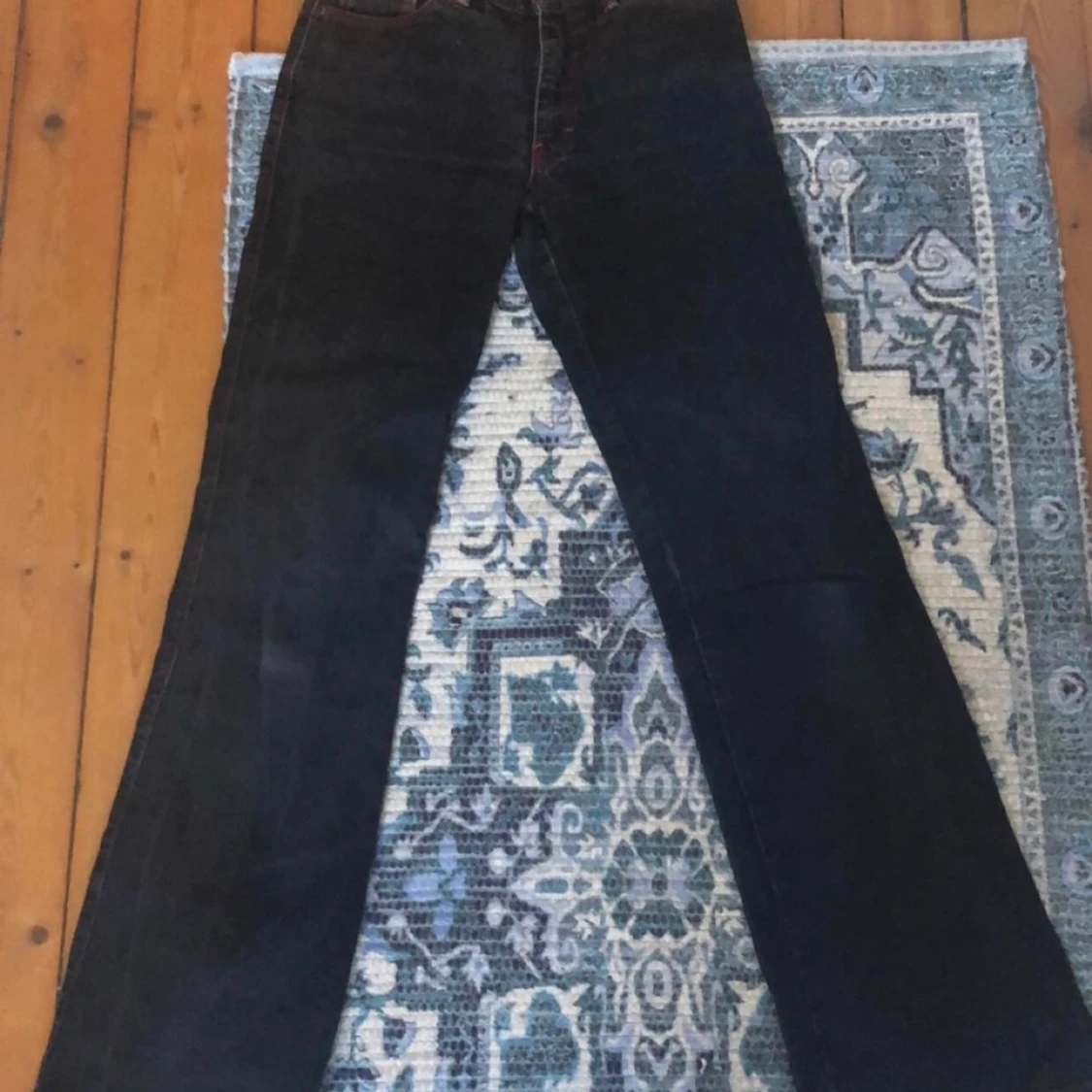 Svarta jeans. Jag är 170 och de passar i längden på mig