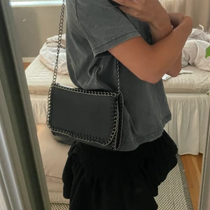 Svart väska♥️ - Superfin svart väska i läderimitation.♥️