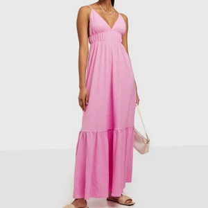 Slutsåld klänning från Ginatricot - Jättefin rosa sommarklänning från Ginatricot i storlek M. Passar både S-L, den har justerbara band i ryggen. Helt oanvänd med lapp kvar. Budet ligger på 560kr😊