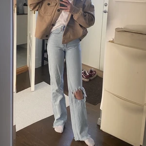 Ljusblå jeans med hål på knät - Supersnygga jeans från Zara som är slutsålda. Frakt ingår i priset!!