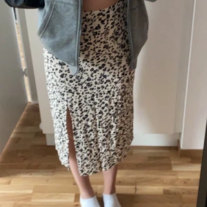 Kjol strl s/m - En lång leopard kjol använder.... ggr.                     Skriv till mig om mer!!
