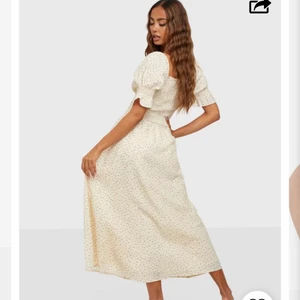 Neo noir klänning  - Urgullig klänning från Neo noir, inköpt förra veckan. Använd ett tillfälle. Ångrat mig och kommer inte att komma för mer användning och för sent att skicka tillbaka. Storlek 36. 