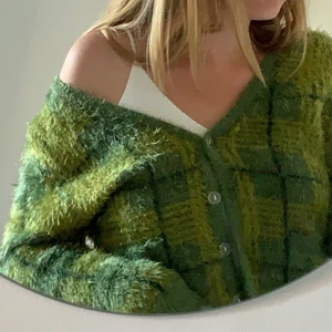 Grönrutig kofta | Storlek M - Grönrutig pinterest kofta i storlek M, men skulle snarare säga XS. Brukar själv ha S men tycker den sitter lite för tajt på mig. Materialet är så mjukt och skönt. Bra skick. Tveka inte med att höra av dig för mer info/bilder <3