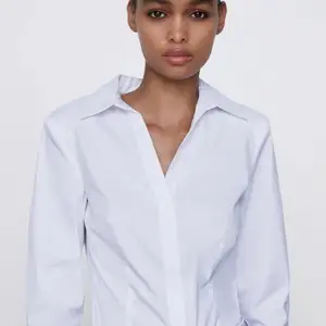 Vit skjortbody från Zara i strl M, slutsåld på hemsidan. Kan skicka riktiga bilder om önskas (dock ej på kroppen). Nypris 299 kr, oanvänd men testad. 