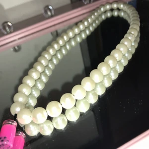 Det är ett halsband - Halsbandet har berlock 