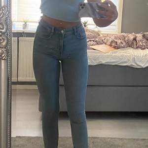 Ljusblå skinny jeans från Zara i strl 36. Använda några gånger och ganska bra kvalitet🤍 Pris: 80kr + frakt!