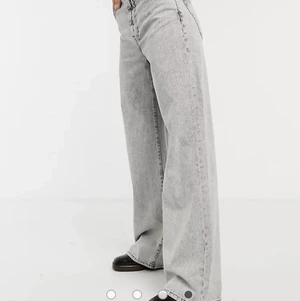 Jeans - Sjukt snygga jeans från Berskha! Dom går ändå ner till golvet och släpar lite på mig som är 171 cm lång! Längst ner på byxorna är dom lite slitna så skriv för bilder! 