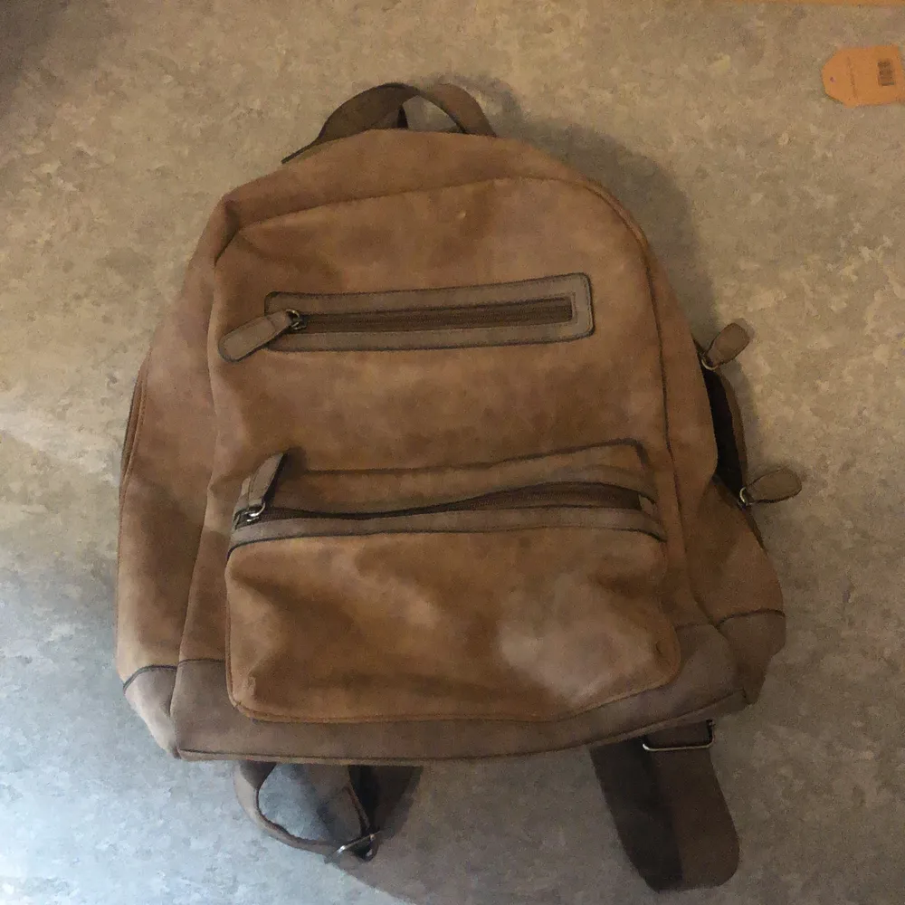 Barely used backpack bought in USA. It has a large volume takes quite a bit of stuff, suitable for a short weekend trips or for daily usage . Väskor.